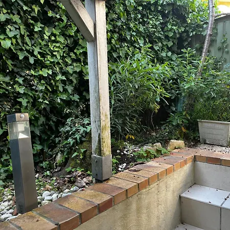 Appartamento Aménagé Au Sous-sol Avec Coin Jardin Au Centre D *
