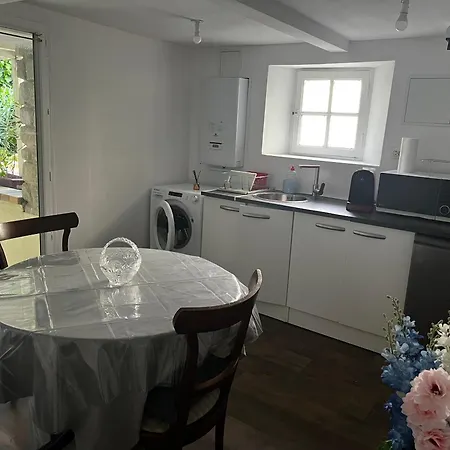 Appartamento Aménagé Au Sous-sol Avec Coin Jardin Au Centre D