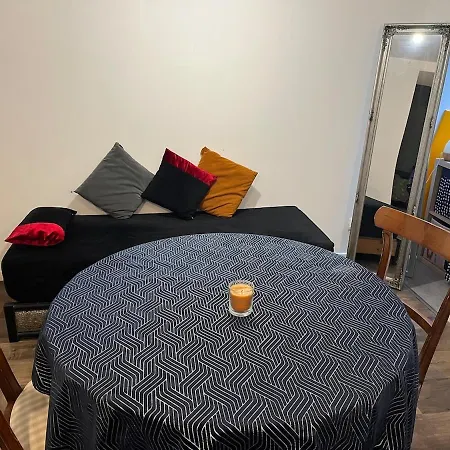 Aménagé Au Sous-sol Avec Coin Jardin Au Centre D *